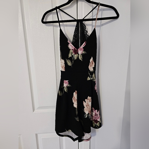 Lace back Romper - Picture 2 of 3